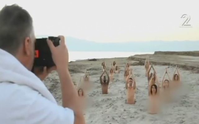 Le photographe américain Spencer Tunick prend des photos de militants écologistes nus dans la mer Morte, le 11 septembre 2016. (Crédit : capture d'écran Deuxième chaîne)
