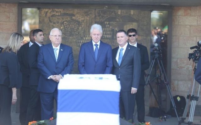 Yuli Edelstein, Bill Clinton et Reuven Rivlin (Crédit : bureau de Yizhak Harari / Knesset porte-parole)