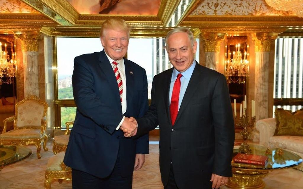 Le candidat républicain à l'élection présidentielle américaine Donald Trump et le Premier ministre Benjamin Netanyahu à New York, le 25 septembre 2016. (Crédit : Kobi Gideon/GPO)