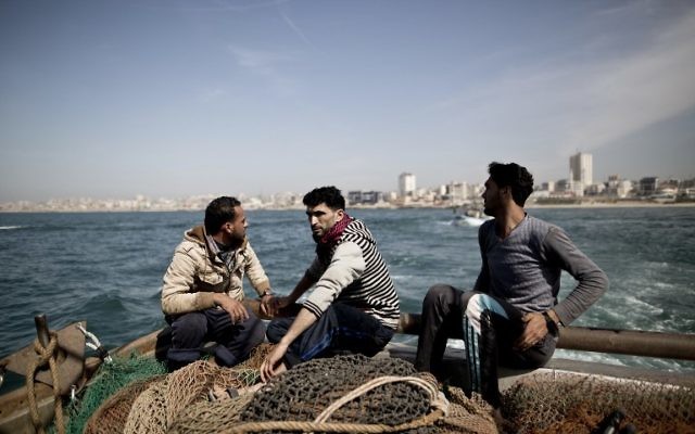 Des pêcheurs gazaouis au large de la bande de Gaza, le 3 avril 2016. (Crédit : AFP/Mahmud Hams)