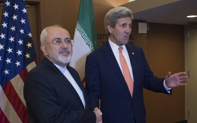 Le secrétaire d'Etat américain John Kerry (à droite) avant une rencontre avec le ministre iranien des Affaires étrangères, Mohammad Javad Zarif (à gauche) au siège des Nations unis à New York, le 9 avril 2016. (Crédit : Don Emmert/AFP)