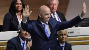 Gianni Infantino (au centre), nouveau président de la FIFA, après son élection à la tête de la Fédération à Zurich, le 26 février 2016. (Crédit : AFP/Olivier Morin)