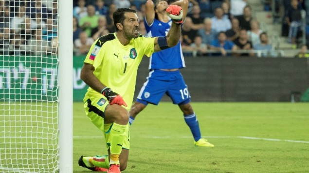 Le gardien italien Gianluigi Buffon réagit après un arrêt pendant le match de qualification pour la Coupe du monde 2018 entre Israël et l'Italie, au Sammy Ofer Stadium de Haïfa, le 5 septembre 2016. (Crédits : AFP Photo / Jack Guez)