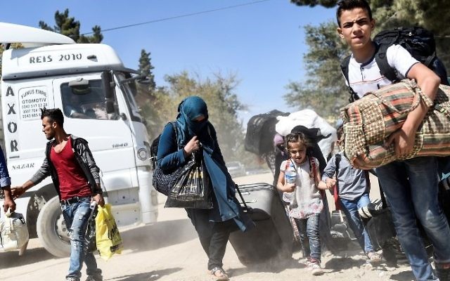 Des réfugiés syriens rentrent dans la ville syrienne de Jarablos, au point de passage de Karkamis, dans le sud de la Turquie, le 7 septembre 2016. Ilustration. (Crédit : Bulent Kilic/AFP)