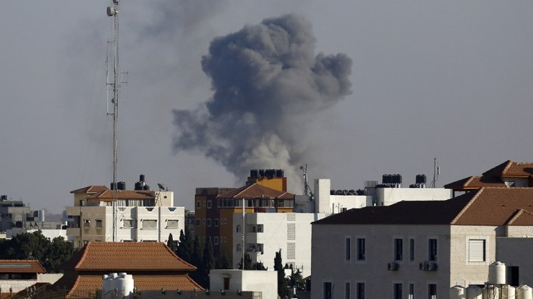 La fumée monte depuis l'est de Gaza Ville après une frappe militaire israélienne sur une position du Hamas, en représailles après un tir de roquette, le 5 octobre 2016. (Crédit : AFP/Mahmud Hams)