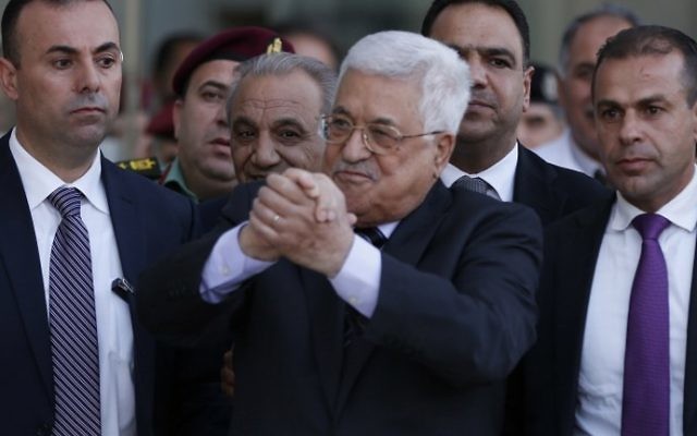Le président de l'Autorité palestinienne Mahmoud Abbas (C) est escorté hors de l'hôpital Istishari dans la ville de Ramallah en Cisjordanie le 6 octobre 2016. (Crédit : AFP / Abbas Momani)