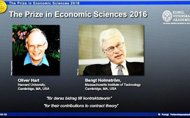 Les lauréats du Prix Nobel des sciences économiques sont Oliver Hart (à gauche), anglo-américain, et le Finlandais  Bengt Holmstrom ont été annoncés à Stockholm, le 10 octobre 2016. (Crédit : AFP/Jonathan Nackstrand)