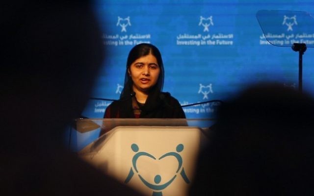 Malala Yousafzai, militante pakistanaise pour l'éducation des femmes et lauréate du Prix Nobel de la Paix, pendant une conférence sur les femmes dans le monde arabe, à Charjah, aux Emirats arabes unis, le 19 octobre 2016. (Crédit : AFP/Karim Sahib)
