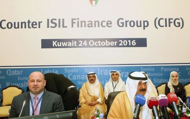 Le secrétaire adjoint américain sur le financement du terrorisme Daniel Glaser (à gauche) et le sous-secrétaire du ministère des Affaires étrangères du Koweit, Khaled al-Jarallah assistant à la réunion du groupe du contre-financement de l'EI (CIFG), qui a été formé au début de l'année dernière et qui est dirigé par les Etats-Unis, l'Italie et l'Arabie Saoudite et est composé de plus de 35 pays et de 4 organisations internationales, au Koweït, le 24 octobre 2016 (Crédit :  AFP PHOTO / Yasser Al-Zayyat)
