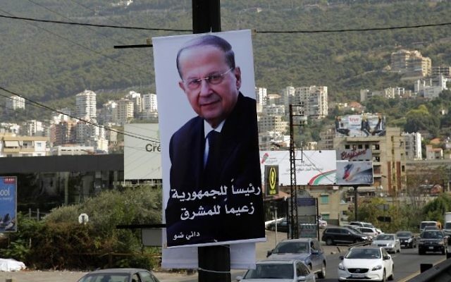 Un portrait géant de Michel Aoun, alors candidat à la présidence libanaise, au nord de Beyrouth, le 28 octobre 2016. (Crédit : Joseph Eid/AFP)