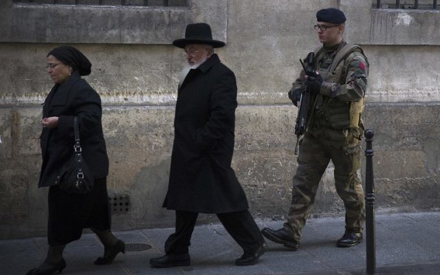 Des juifs à Paris, le 12 janvier 2015. (Crédit : AFP/Joël Saget)