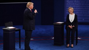 Le candidat républicain à la présidentielle Donald Trump, à gauche, et sa rivale démocrate Hillary Clinton pendant un débat à l'université de Washington, à St Louis, dans le Missouri, le 9 octobre 2016. (Crédit : Win McNamee/Getty Images/AFP)