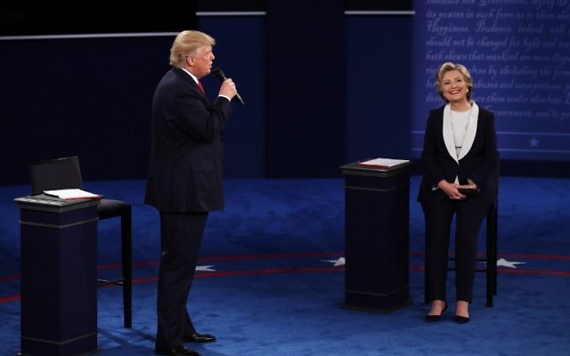 Le candidat républicain à la présidentielle Donald Trump, à gauche, et sa rivale démocrate Hillary Clinton pendant un débat à l'université de Washington, à St Louis, dans le Missouri, le 9 octobre 2016. (Crédit : Win McNamee/Getty Images/AFP)