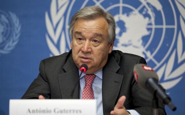 Antonio Guterres, alors Haut Commissaire aux réfugiés des Nations unies pendant une conférence de presse à Genève, le 3 août 2012. (Crédit : U.S. Mission Photo by Eric Bridiers — Flickr/Domaine public/Wikimedia Commons)