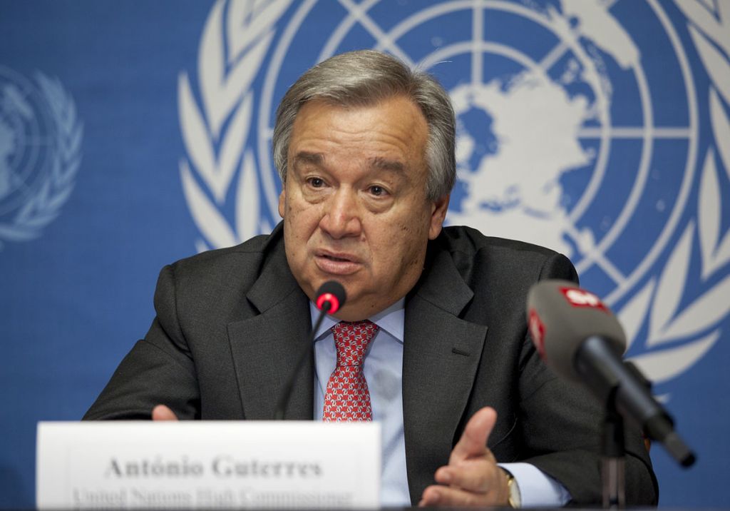 Antonio Guterres, alors Haut Commissaire aux réfugiés des Nations unies pendant une conférence de presse à Genève, le 3 août 2012. (Crédit : U.S. Mission Photo by Eric Bridiers — Flickr/Domaine public/Wikimedia Commons)