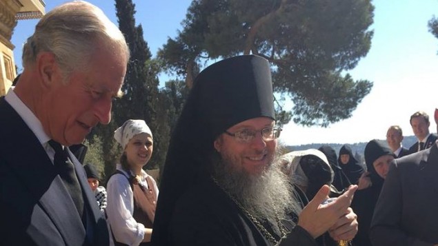Le Prince Charles de Galles (à gauche) en l'église de Marie-Madeleine de Jérusalem le 30 septembre 2016, avec Archimandrite Roman Krassovsky, chef de la Mission ecclésiastique russe à Jérusalem (Crédit : Facebook)