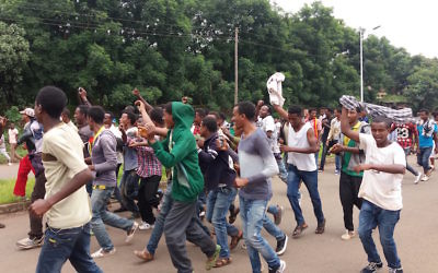L'Ethiopie au bord du basculement : à Bahir Dar, la capitale de la région d'Amhara, de jeunes hommes manifestent contre le gouvernement dictatorial, le 7 août 2016. (Crédit : Micha Odenheimer)