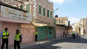 Une rue avec des magasins palestiniens fermés près du Tombeau des Patriarches à Hébron, le 19 octobre 2016. (Raphael Ahren / Times of Israel)
