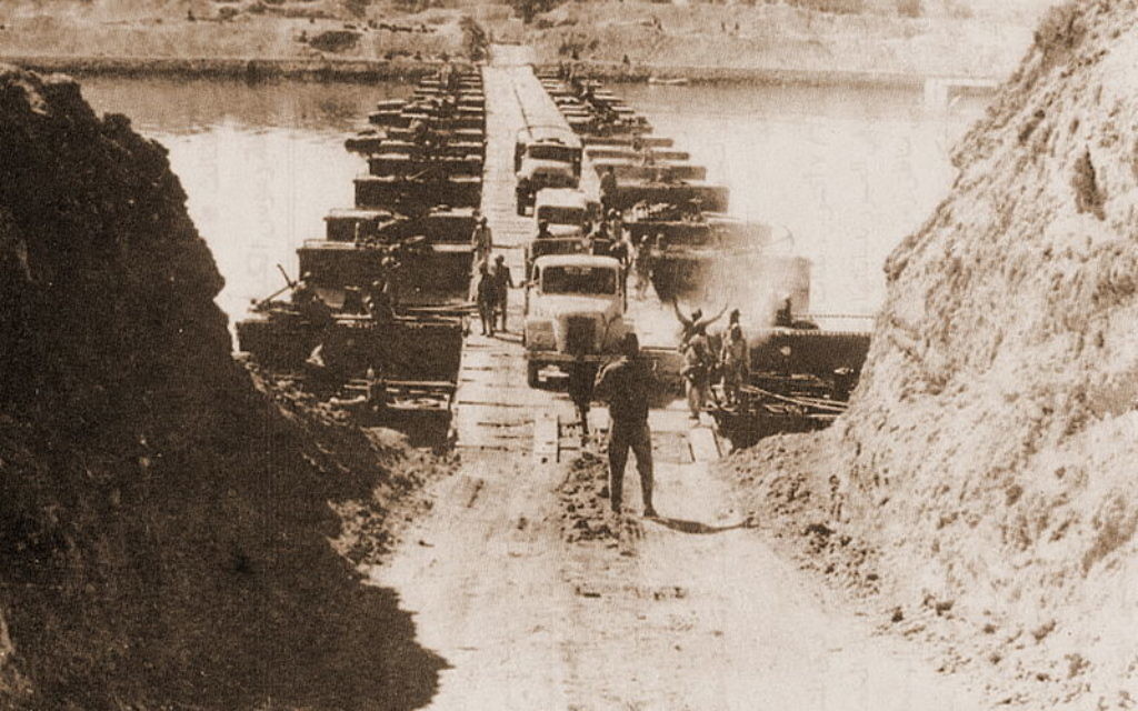 Le passage de Suez, pendant la guerre de Kippour. (Crédit : Wikimedia Commons)