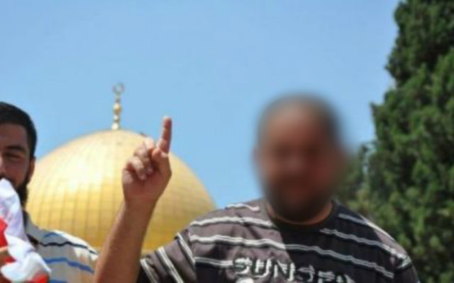 Le terroriste palestinien qui a mené une attaque à main armée et assassiné deux personnes le 9 octobre 2016 à Jérusalem, dans une photographie non datée au mont du Temple de Jérusalem. (Crédit: réseau social)