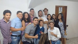 Les membres de la communauté de Barranquilla avec le rabbin Juan Mejia. (Crédit : Autorisation)