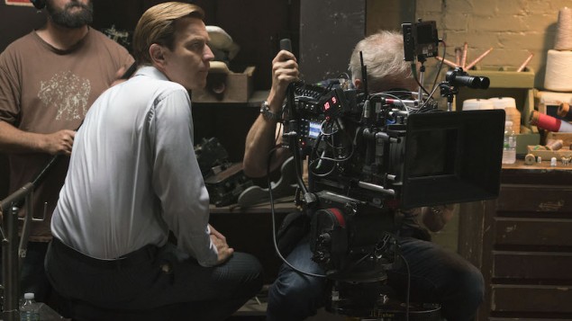 Le réalisateur Ewan McGregor sur le plateau d' ‘American Pastoral’. (Crédit : Richard Foreman/JTA)