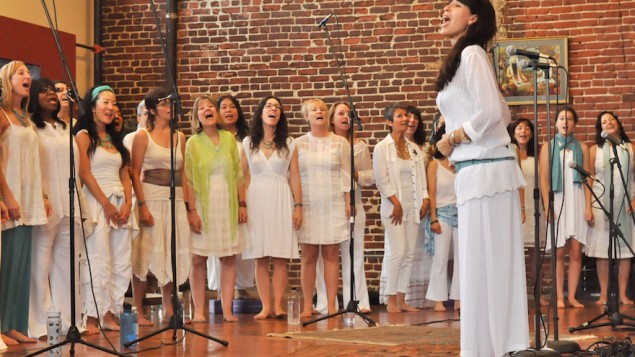 Maggie Wheeler dirige la chorale, en 2013. (Crédit: autorisation de Wheeler/JTA)