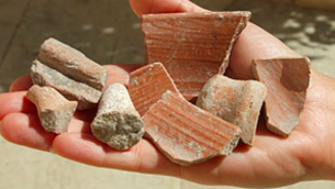 Des fragments de poterie trouvés au mont du Temple, datant de la période du Premier Temple (Crédit : IAA) 
