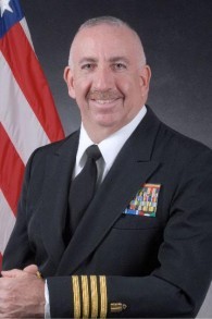 Capitaine Rabbi Irving Elson dans son uniforme de la Marine. (Crédit : autorisation) 