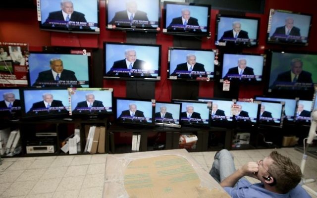 Télévisions diffusant un discours du Premier ministre Benjamin Netanyahu, dans un magasin de Jérusalem, le 14 juin 2009. (Crédit : Abir Sultan/Flash90)
