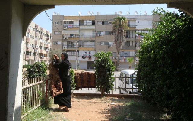 Une femme suspend son linge à Lod, le 22 septembre 2011. (Crédit : Yossi Zamir/Flash90)