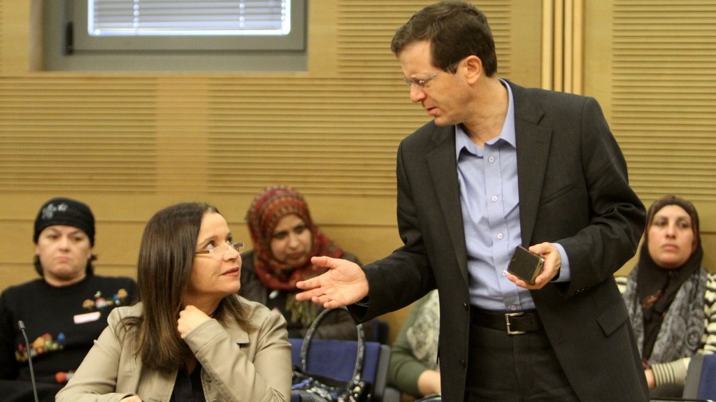 Isaac Herzog avec Shelly Yachimovich, alors présidente du Parti travailliste, en février 2012. (Crédit : Miriam Alster/Flash90)