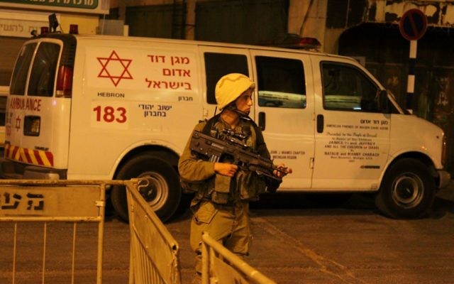 Une ambulance du Magen David Adom à Hébron, en 2012. Illustration. (Crédit : Gershon Elinson/Flash90)