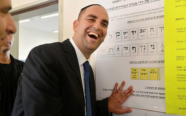 Yair Revivo, le maire de Lod, vote dans sa ville mixte judéo-arabe pendant les élections municipales de 2013. (Crédit : Yossi Zeliger/Flash90)