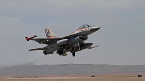Un F-16 israélien à l'entrainement, le 25 novembre 2013. (Crédit : Ofer Zidon/Flash90)