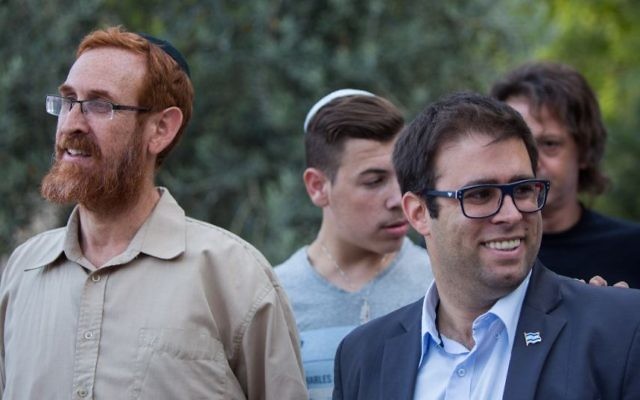 Les députés du Likud Yehuda Glick, à gauche, et Oren Hazan pendant une manifestation devant le mont du Temple, dans la Vieille Ville de Jérusalem, le 14 juillet 2015. (Crédit : Yonatan Sindel/Flash90)