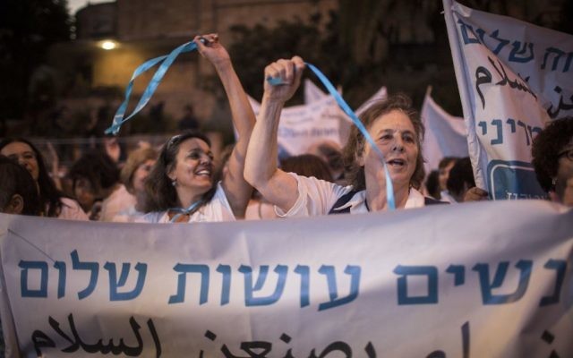 Partisans et membres de Women Wage Peace devant la résidence du Premier ministre à Jérusalem, le 26 août 2015. (Crédit : Hadas Parush/Flash90)