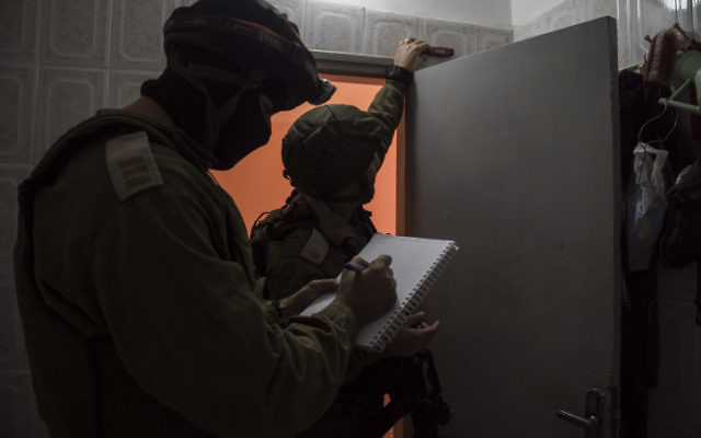 Des soldats israéliens mesurent le domicile d'un terroriste pour préparer la démolition du bâtiment, le 28 novembre 2015. Illustration. (Crédit : unité des porte-paroles de l'armée israélienne)