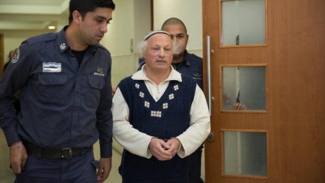 Daniel Pinner est présenté devant la cour de Jérusalem après avoir été arrêté pour suspicion d'incitation au racisme et à la haine, pendant le "mariage de la haine", le 29 décembre 2015. (Crédit : Hadas Parush/Flash90)