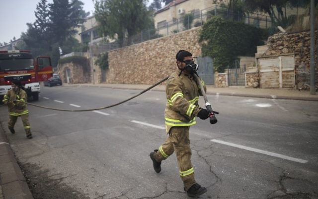 Un pompier dans le quartier de Ramot, à Jérusalem, le 26 mai 2016. Illustration. (Crédit : Yonatan Sindel/Flash90)