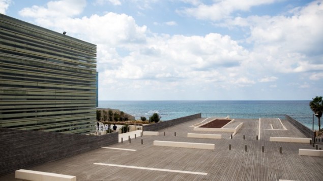 Le Centre Peres pour la Paix, à Jaffa, le 28 septembre 2016. (Crédit : Miriam Alster/Flash90)