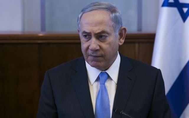 Le Premier ministre Benjamin Netanyahu pendant la réunion hebdomadaire du cabinet dans ses bureaux, à Jérusalem, le 9 octobre 2016. (Crédit : Ohad Zwigenberg/Pool)