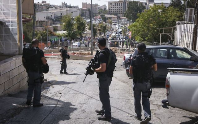 Forces de sécurité israéliennes sur les lieux d'une attaque terroriste dans le quartier Sheikh Jarrah de Jérusalem Est, le 9 octobre 2016. (Crédit : Shlomi Cohen/Flash90)