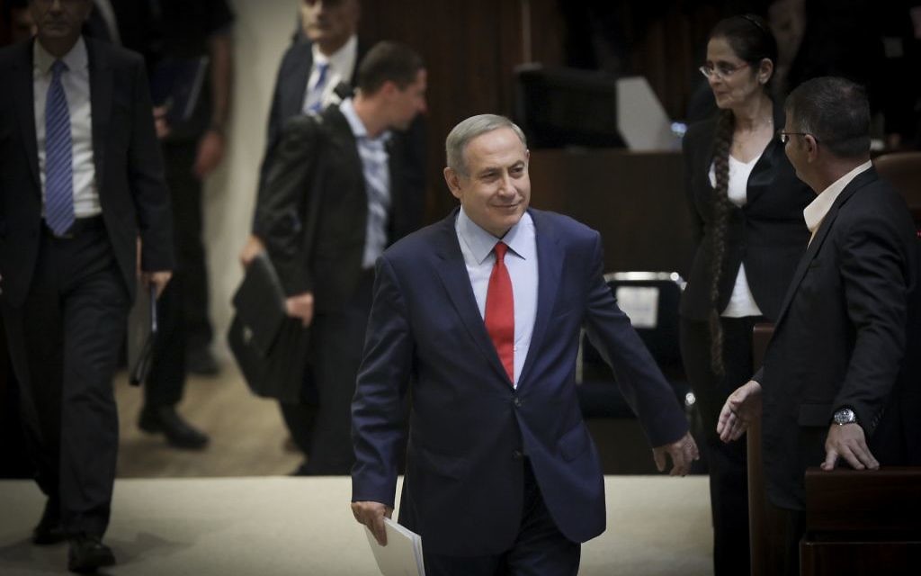 Le Premier ministre Benjamin Netanyahu arrive à la Knesset pour l'inauguration de sa session hivernale, le 31 octobre 2016. (Crédit : Yonatan Sindel/Flash90)