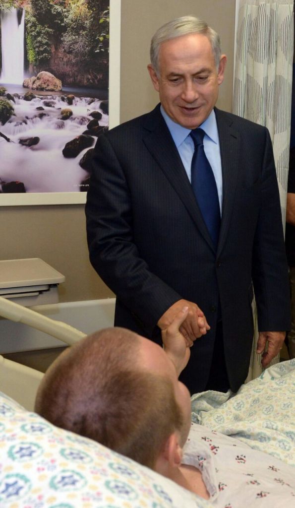 Le Premier ministre Benjamin Netanyahu a rencontré des policiers blessés pendant un attentat à Jérusalem et qui sont hospitalisés à Hadassah Ein Kerem, le 10 octobre 2016. (Crédit : Haim Zach/GPO)