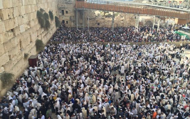 Des milliers de personnes se sont rassemblées au mur Occidental pour la bénédiction sacerdotale de Souccot, dans la Vieille Ville de Jérusalem, le 19 octobre 2016. (Crédit : police israélienne)