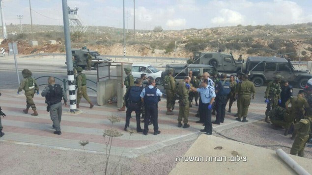 Les forces de l'ordre israéliennes sur les lieux d'une attaque au couteau au carrefour Tapuah, près de Naplouse, en Cisjordanie, le 19 octobre 2016. (Crédit : police israélienne)