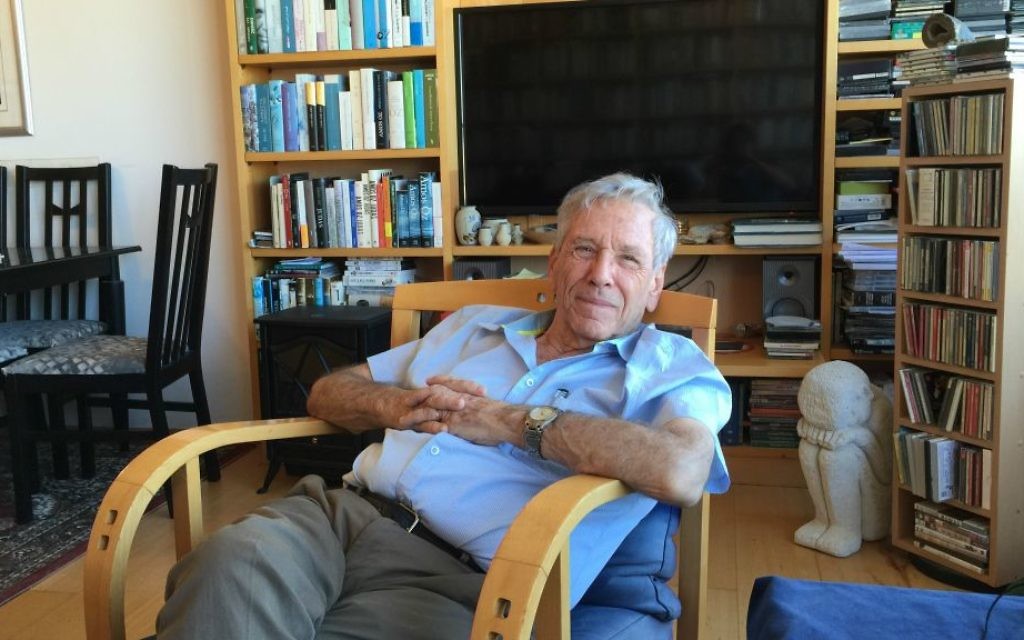 Amos Oz, chez lui à Tel Aviv, évoquant 'Judas,' son dernier roman publié en anglais en september 2016. (Crédit : Jessica Steinberg/Times of Israel)