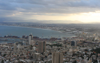 Vue sur la baie de Haïfa. (Crédit : Beivushtang/CC BY-SA 3.0/WikiCommons)