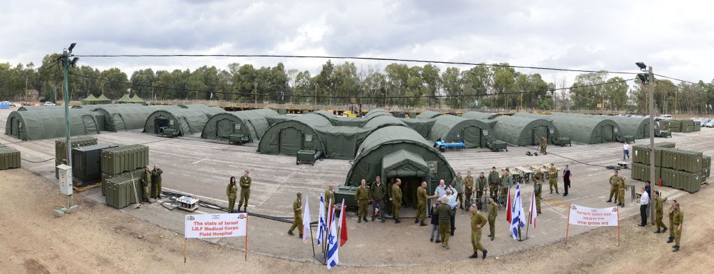 Un hôpital de campagne de 26 tentes mis en place par l'armée israélienne pendant un exercice à Beit Naballah, dans le centre d'Israël, le 9 décembre 2013. (Crédit : unité des porte-paroles de l'armée israélienne)